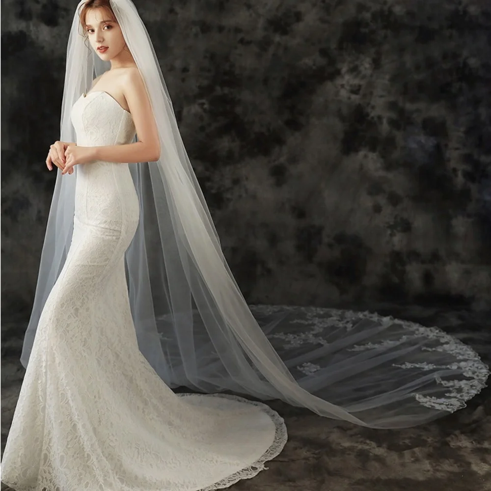 Elegant Long Bridal Veil with Lace Appliqué